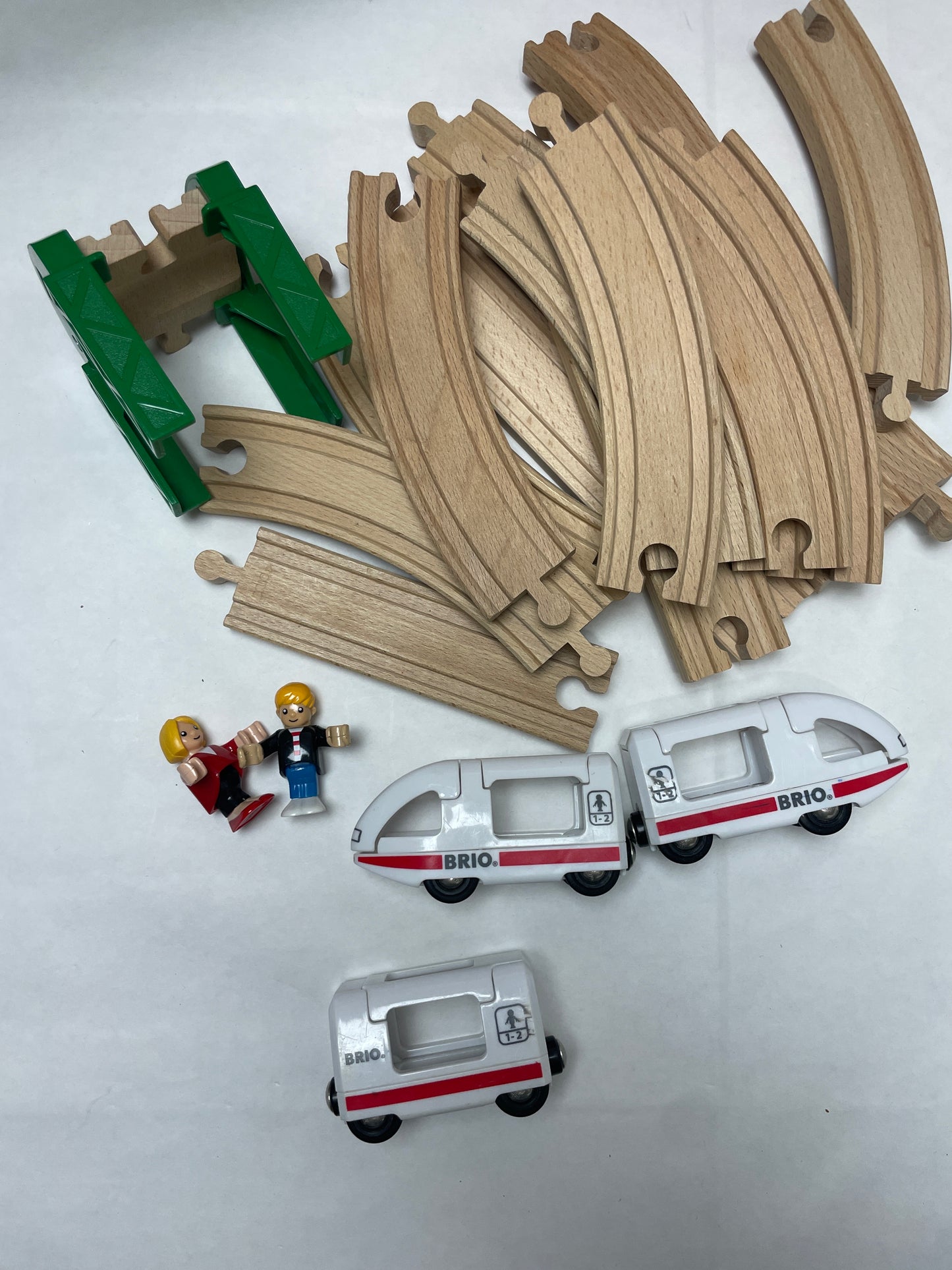 Zug, Schienen und kleine Brücke • brio