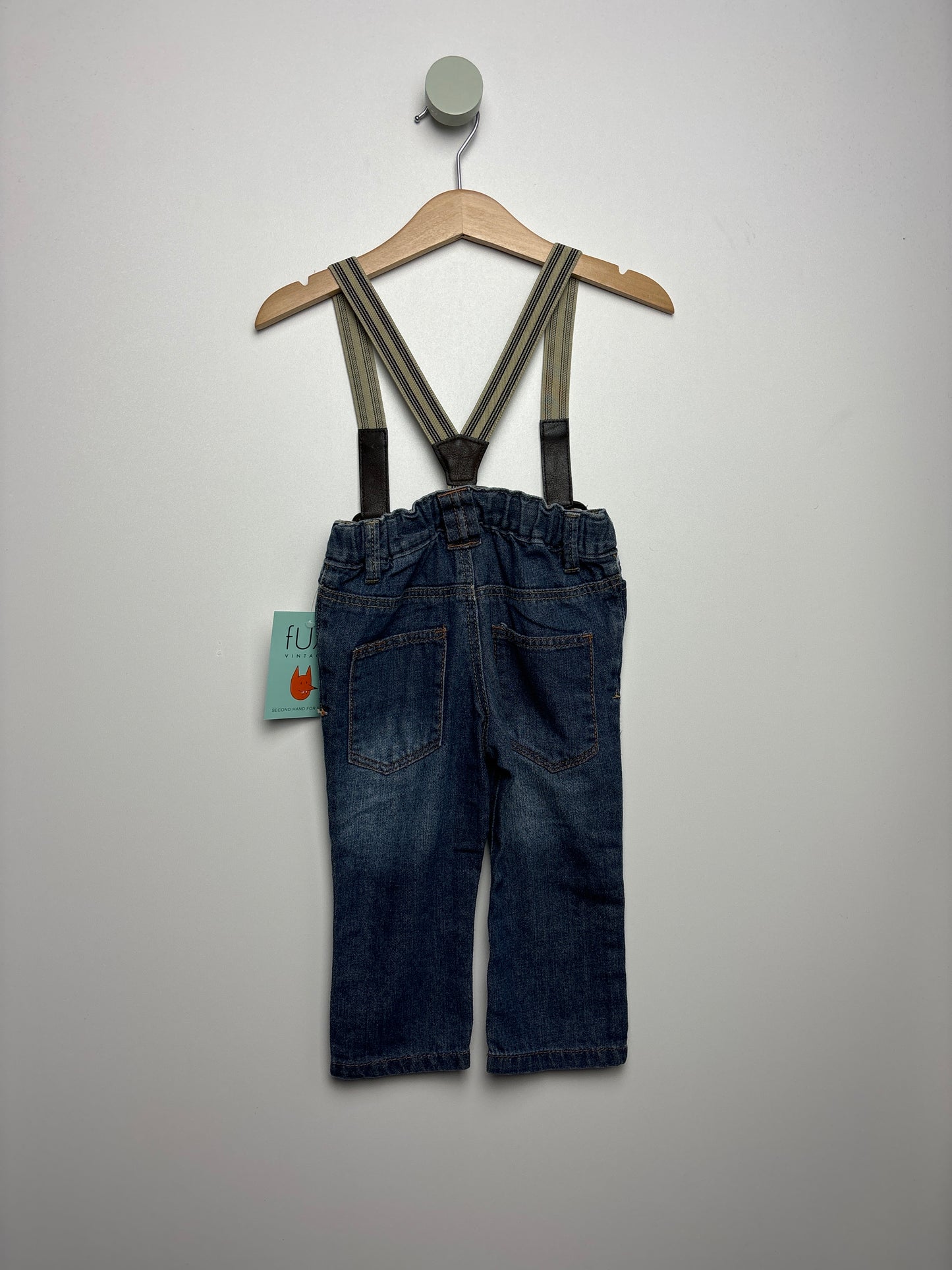 Jeans mit Hosenträgern• 74 • h&m