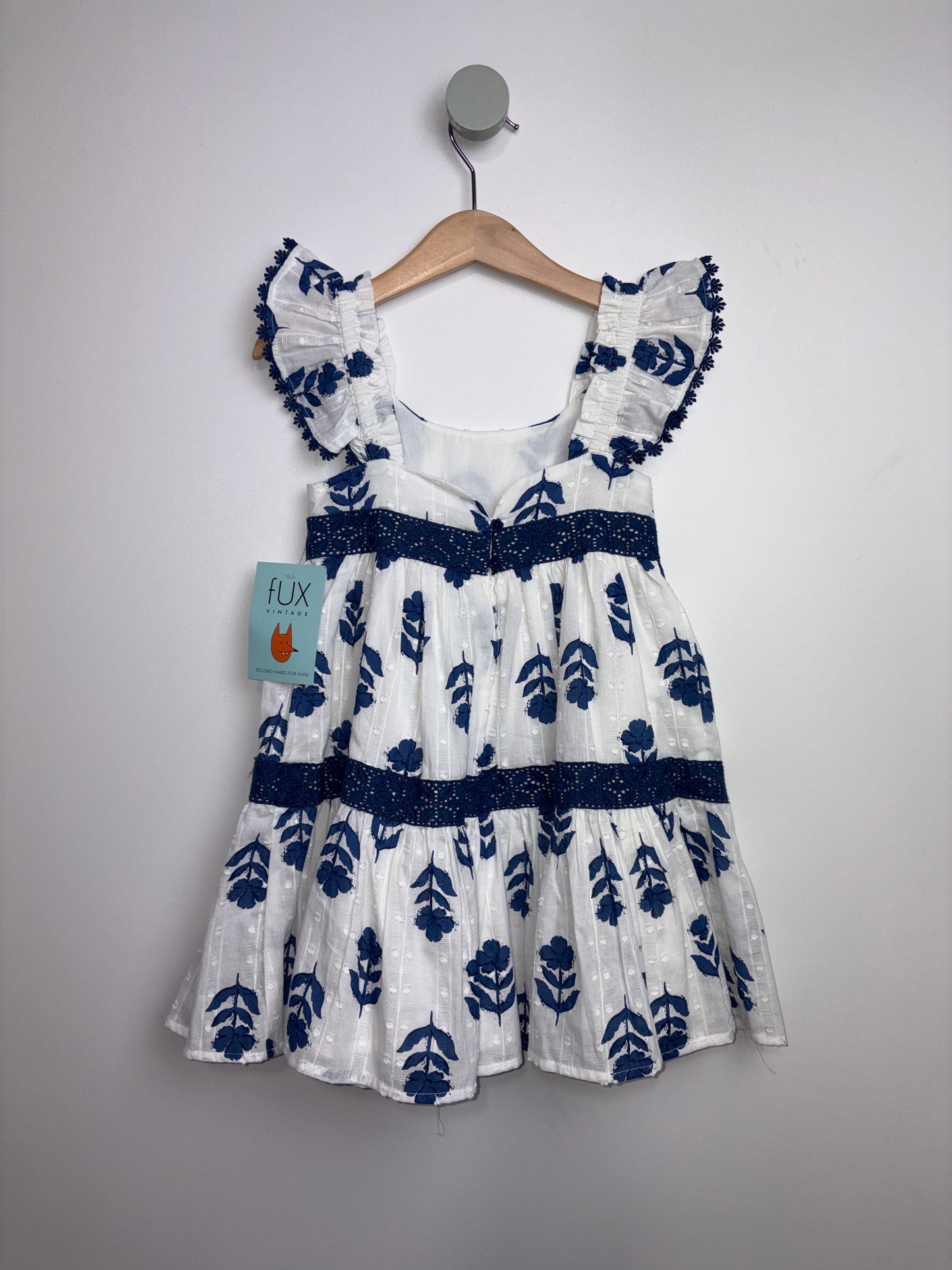 BESTICKTES RÜSCHEN KLEID • 98 • HAPPILY GREY KIDS