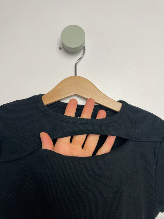 Crop Top mit Cut Out • 140 • reserved