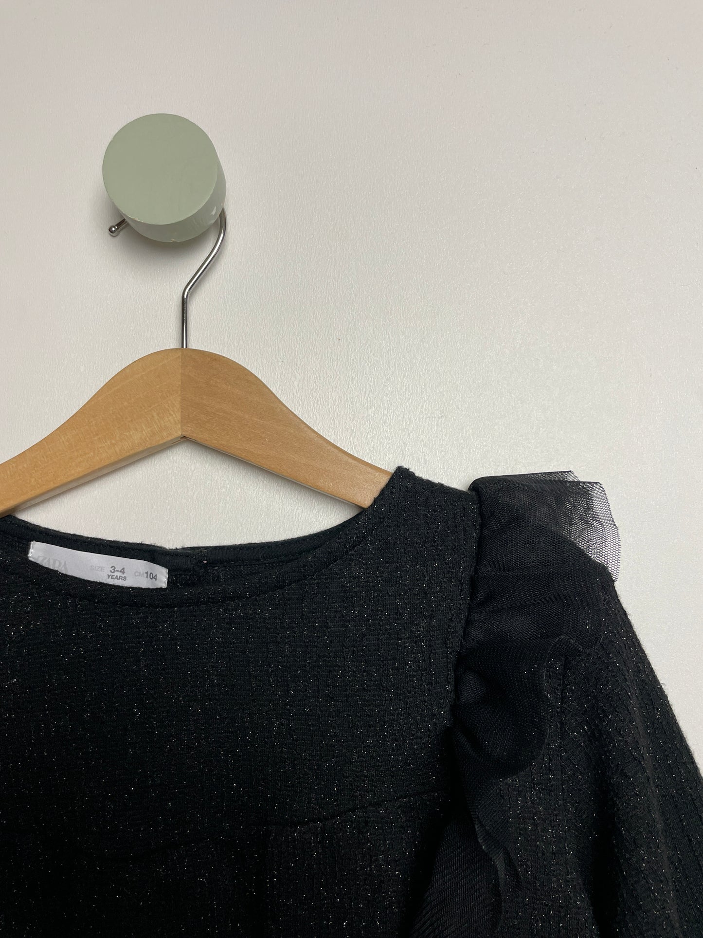 Glitzer Kleid mit Rüschen • 98 • zara