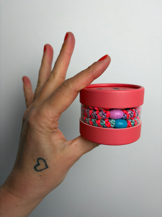 HAARGUMMI 4ER SET IN GESCHENKBOX • BUNT HELLBLAU DUNKELROT