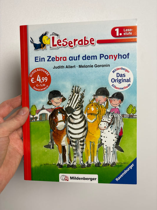 Ein Zebra auf dem Ponyhof