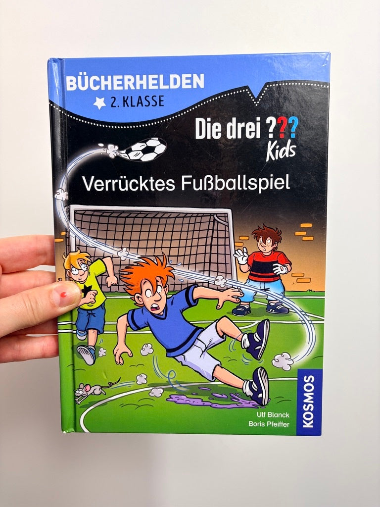 BUCH • DIE DREI ??? KIDS VERRÜCKTES FUßBALLSPIEL• KOSMOS