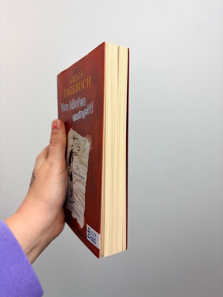 TASCHENBUCH • GREGS TAGEBUCH - VON IDIOTEN UMZINGELT • BAUMHAUS