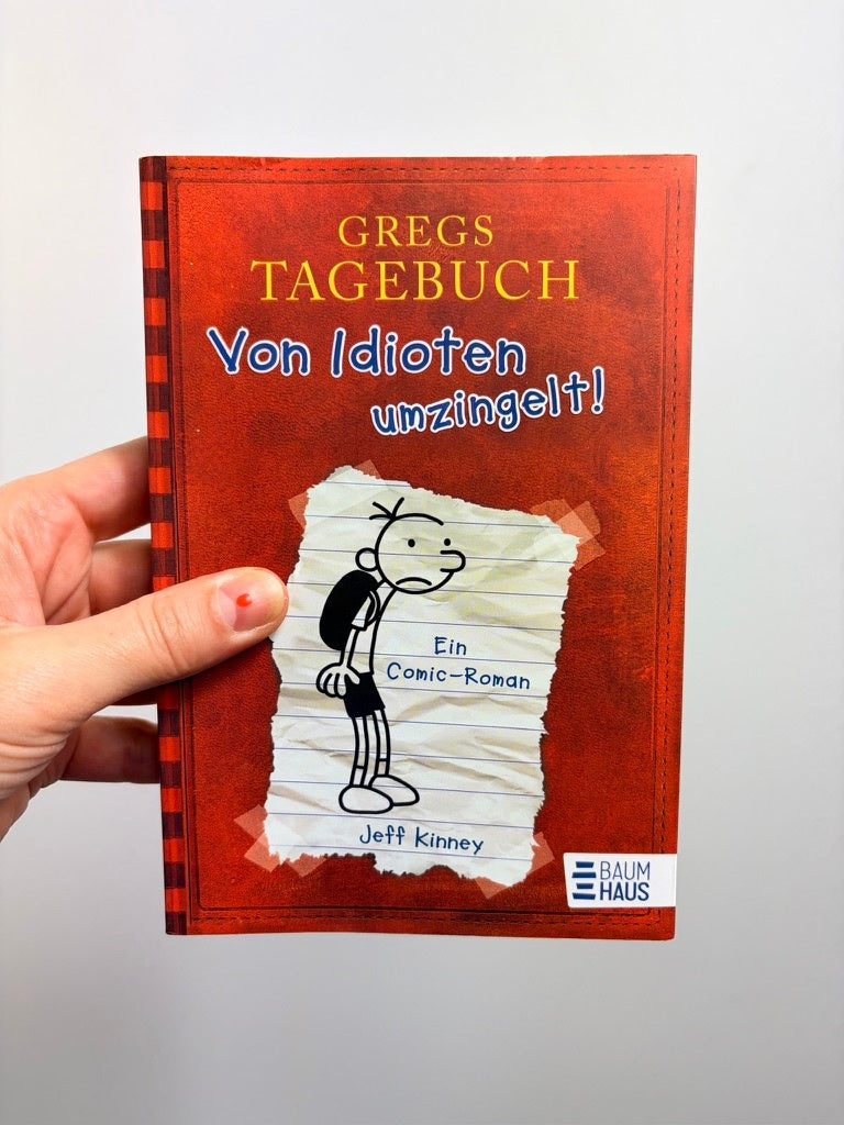 TASCHENBUCH • GREGS TAGEBUCH - VON IDIOTEN UMZINGELT • BAUMHAUS