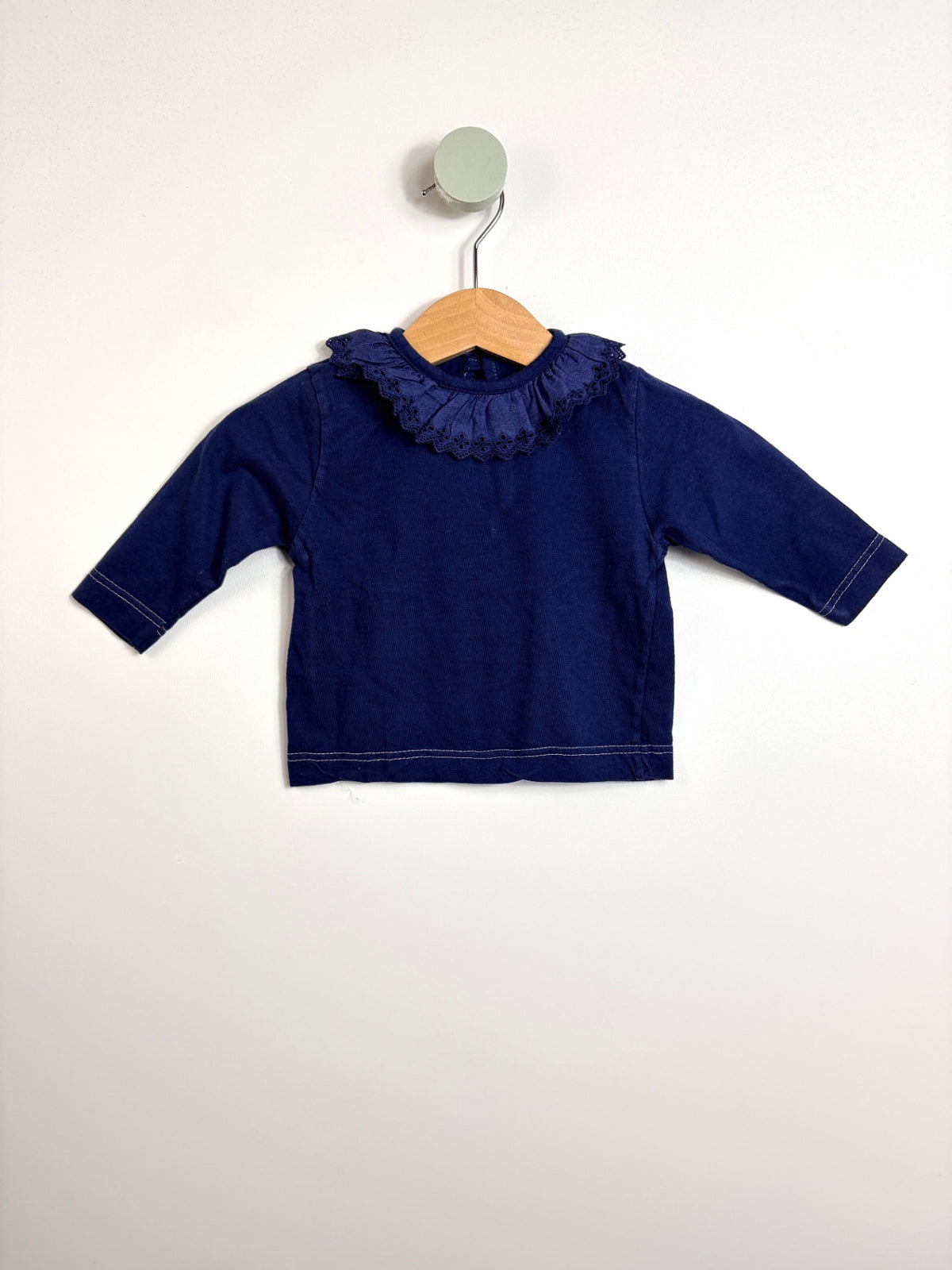 LANGARMSHIRT MIT RÜSCHENKRAGEN • 56 