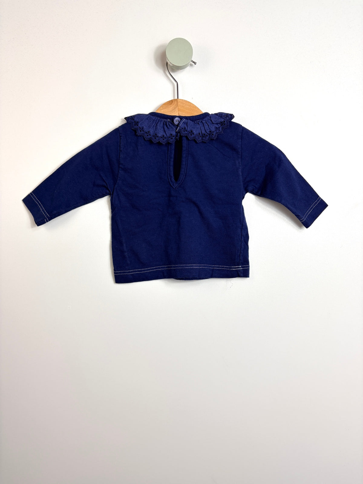 LANGARMSHIRT MIT RÜSCHENKRAGEN • 56 