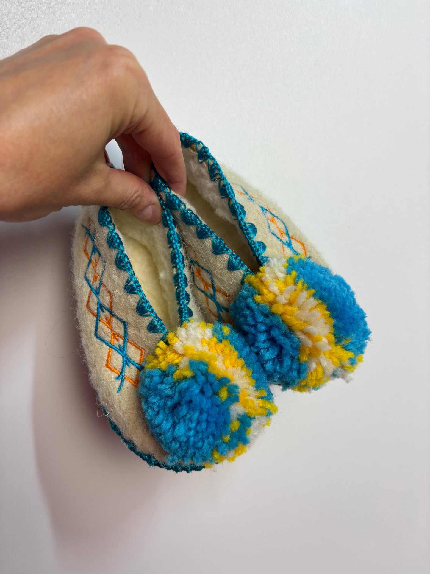 Griechische Hausschuhe mit Bommel • Schuh 24 •