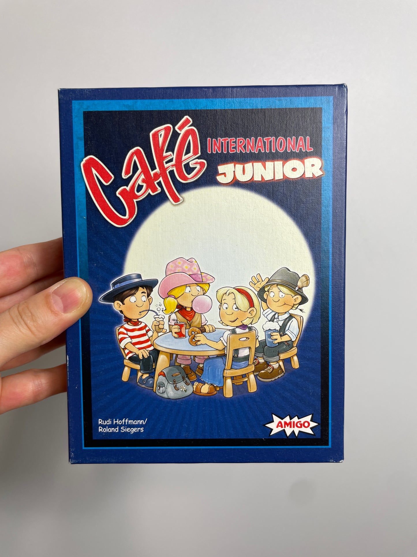 Cafe International Junior  • amigo