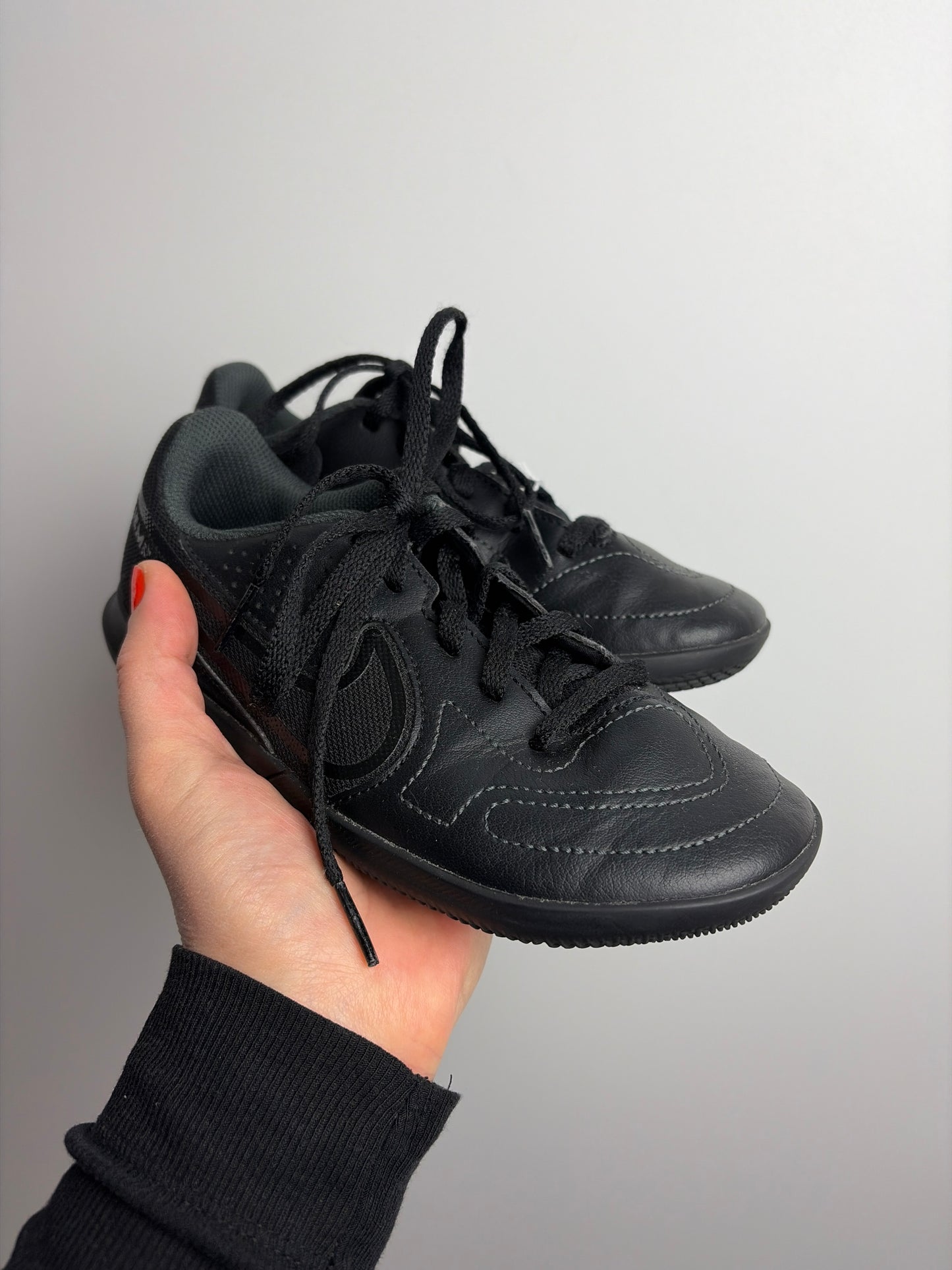 FUßBALLSCHUHE HALLE • 31,5 • NIKE