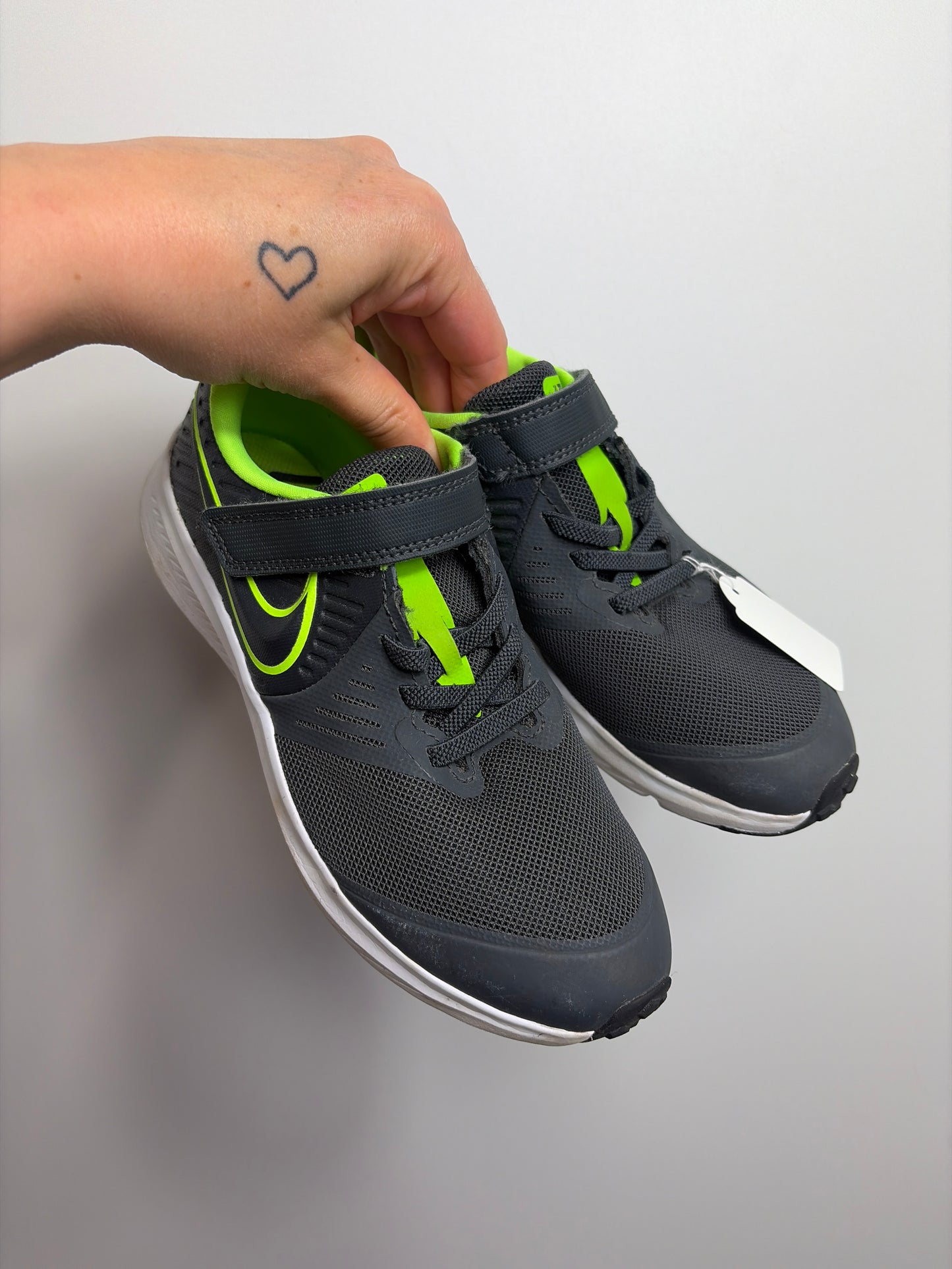 SNEAKER STAR RUNNER • Schuh 34 • NIKE