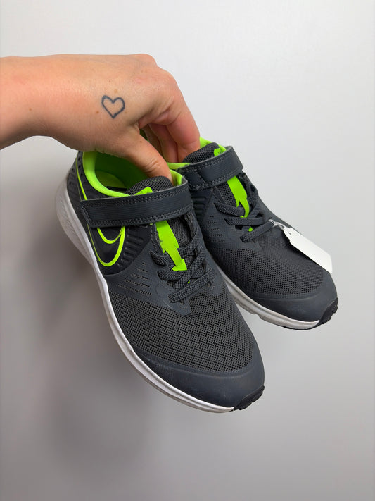SNEAKER STAR RUNNER • Schuh 34 • NIKE