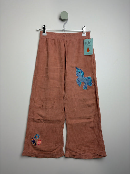 MUSSELINHOSE  MIT PATCHES • 128 • LONG LIVE THE QUEEN