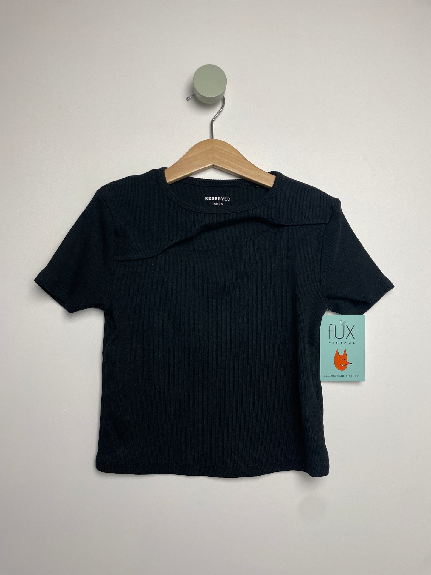 Crop Top mit Cut Out • 140 • reserved