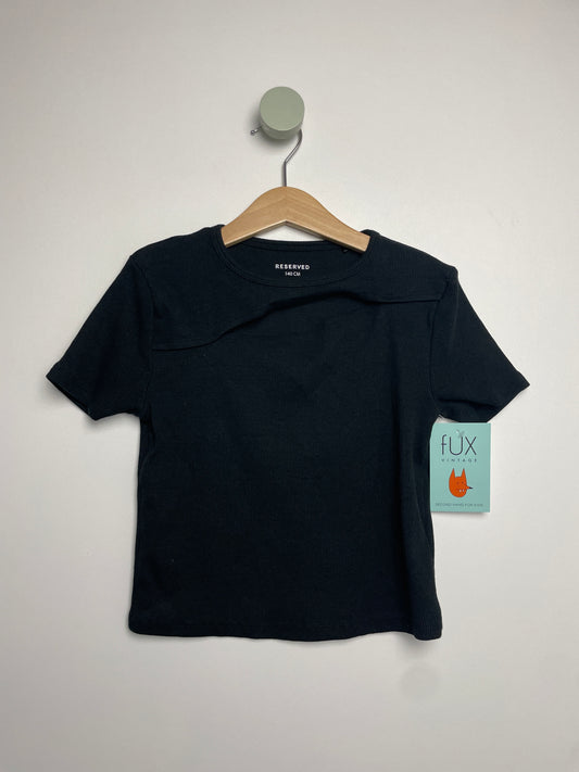 Crop Top mit Cut Out • 140 • reserved