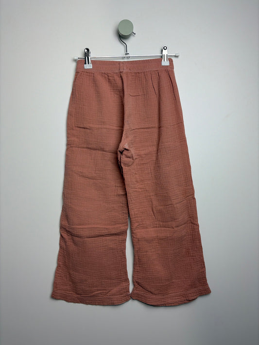 MUSSELINHOSE  MIT PATCHES • 128 • LONG LIVE THE QUEEN